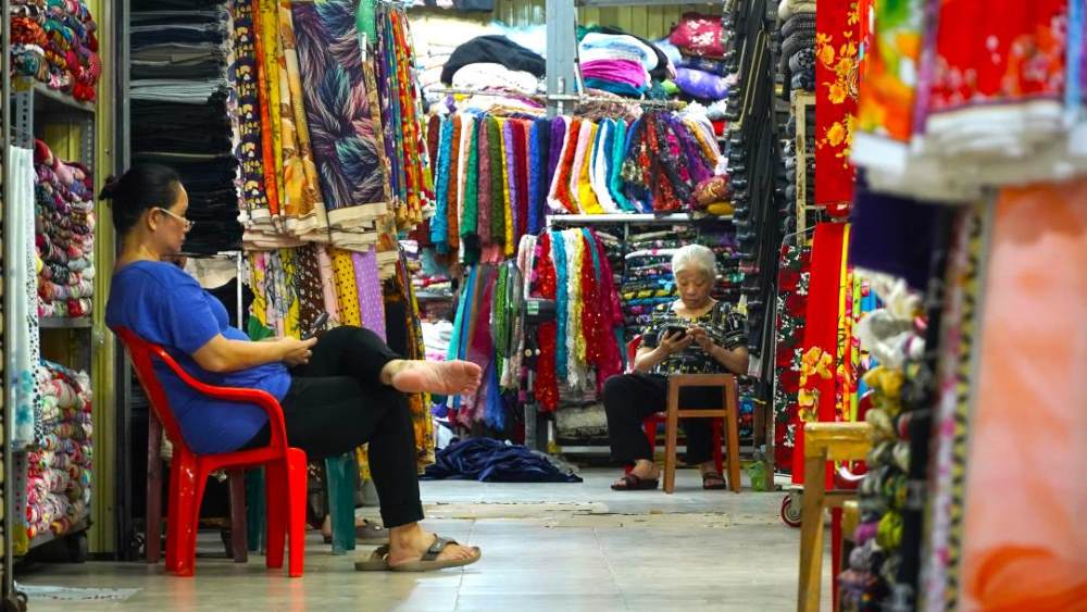Còn tại chợ Cái Khế (còn được gọi là Trung tâm thương mại Cái Khế, quận Ninh Kiều), chỉ có người bán ngồi bấm điện thoại hoặc tán gẫu, lâu lâu có một vài khách ghé qua nhưng cũng không mua gì.