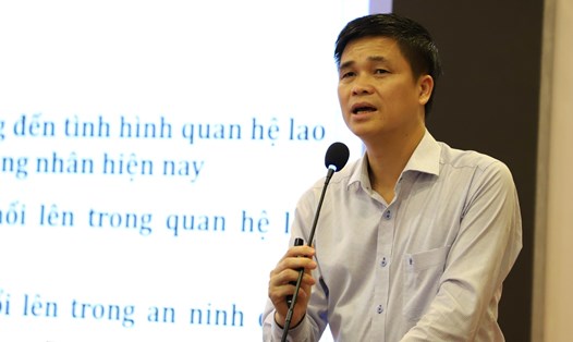 Đồng chí Ngọ Duy Hiểu - Phó Chủ tịch Tổng Liên đoàn Lao động Việt Nam thuyết trình tại hội nghị. Ảnh: Minh Nguyễn