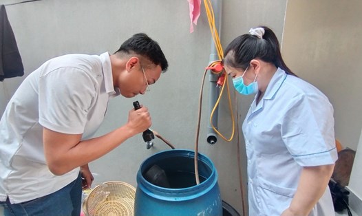 Cán bộ y tế kiểm tra công tác phòng chống dịch sốt xuất huyết tại các địa phương trên địa bàn tỉnh Ninh Bình. Ảnh: Diệu Anh