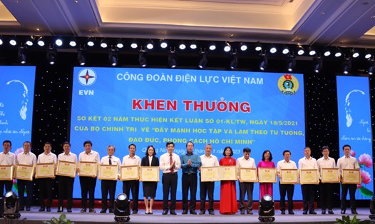 Lãnh đạo Tập đoàn EVN và Công đoàn Điện lực Việt Nam trao bằng khen cho các tập thể và cá nhân. Ảnh: Đắc Cường