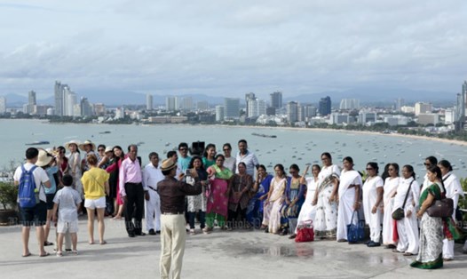 Đoàn khách Ấn Độ chụp ảnh tại Đồi Phra Tamnak ở Pattaya, địa điểm lý tưởng để ngắm toàn cảnh thành phố Pattaya, Thái Lan. Ảnh: Bangkok Post