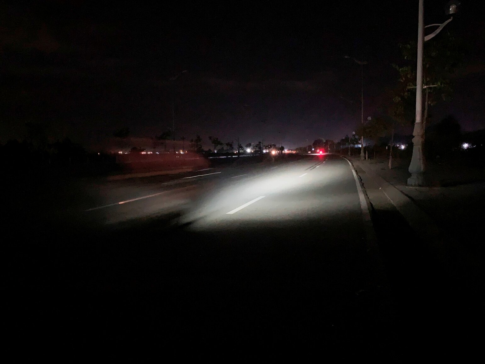 Hệ thống đèn điện trên đường Trường Sa không còn hoạt động nên thường xuyên xảy ra tai nạn giao thông vào ban đêm, mất mỹ quan đô thị, “làm xấu bộ mặt” TP Quảng Ngãi. Ảnh: Ngọc Viên