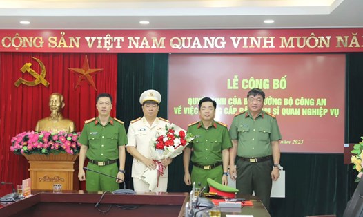 Phó Giám đốc Công an tỉnh Tuyên Quang nhận quyết định thăng hàm từ thượng tá lên đại tá. Ảnh: Công an tỉnh Tuyên Quang