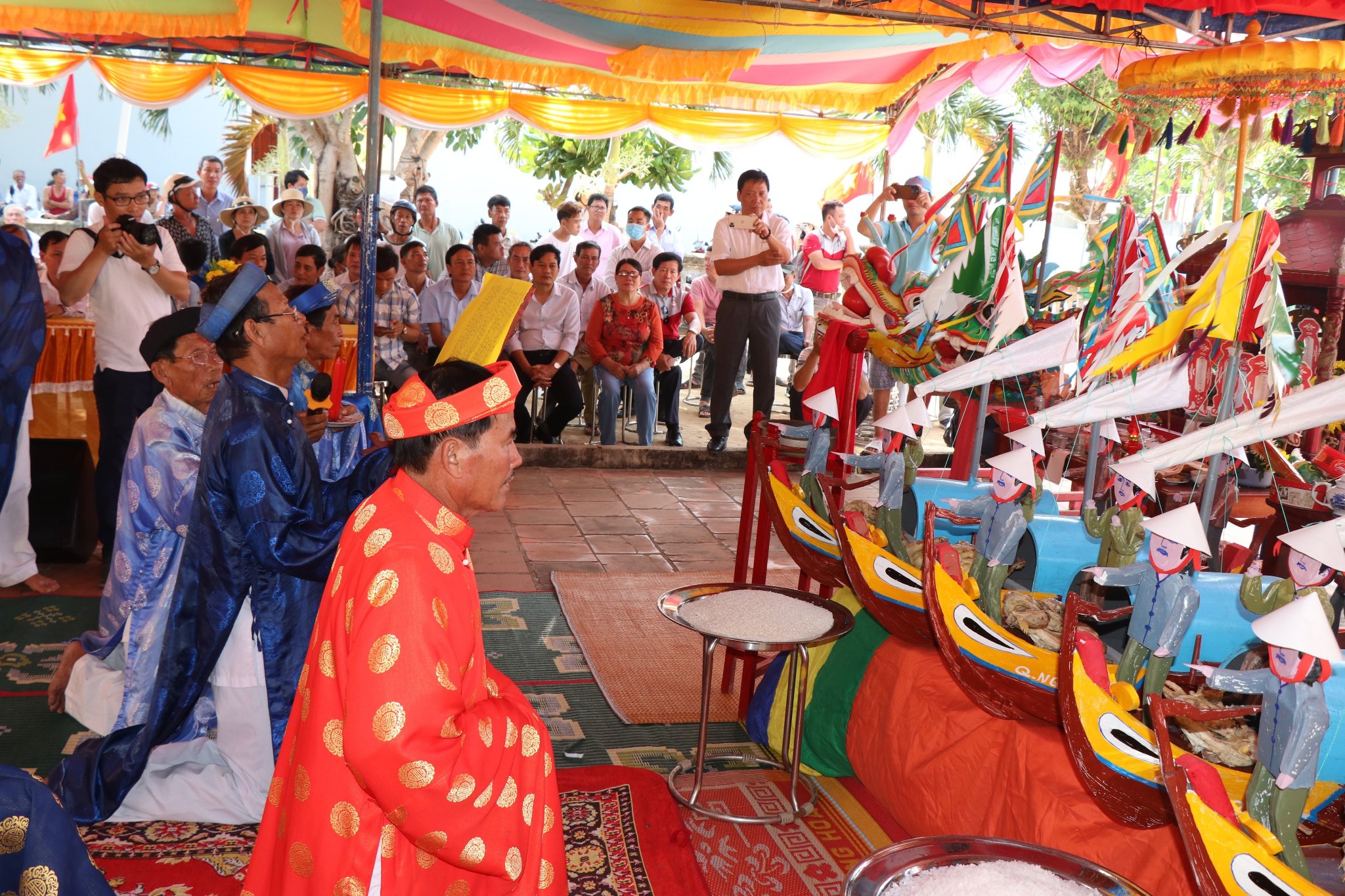 Lễ Khao lề thế lính Hoàng Sa để tri ân công đức những hùng binh Hoàng Sa trong đội Hoàng Sa Bắc hải năm xưa đã vượt biển khơi cắm, dựng bia vĩnh hằng về chủ quyền biển, đảo của Việt Nam trên 2 quần đảo Hoàng Sa và Trường Sa. Ảnh: Ngọc Viên