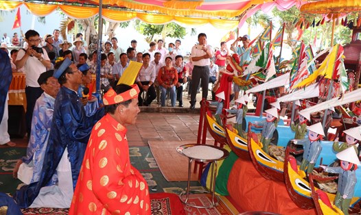 Lễ Khao lề thế lính Hoàng Sa để tri ân công đức những hùng binh Hoàng Sa trong đội Hoàng Sa Bắc hải năm xưa đã vượt biển khơi cắm, dựng bia vĩnh hằng về chủ quyền biển, đảo của Việt Nam trên 2 quần đảo Hoàng Sa và Trường Sa. Ảnh: Ngọc Viên