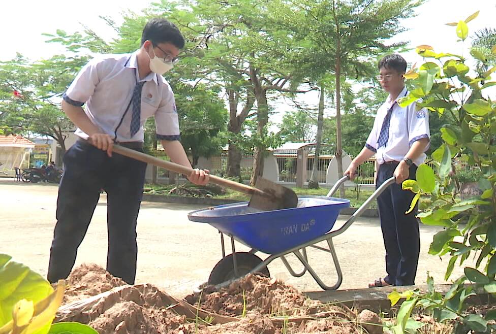 Học sinh trực tiếp trải nghiệm trồng và chăm sóc cây tại trường. Ảnh: Thanh Thanh