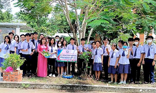 Tập thể lớp 11T và giáo viên hứng thú thu hoạch trái tại vườn cây sau những giờ học trải nghiệm. Ảnh: Thanh Thanh