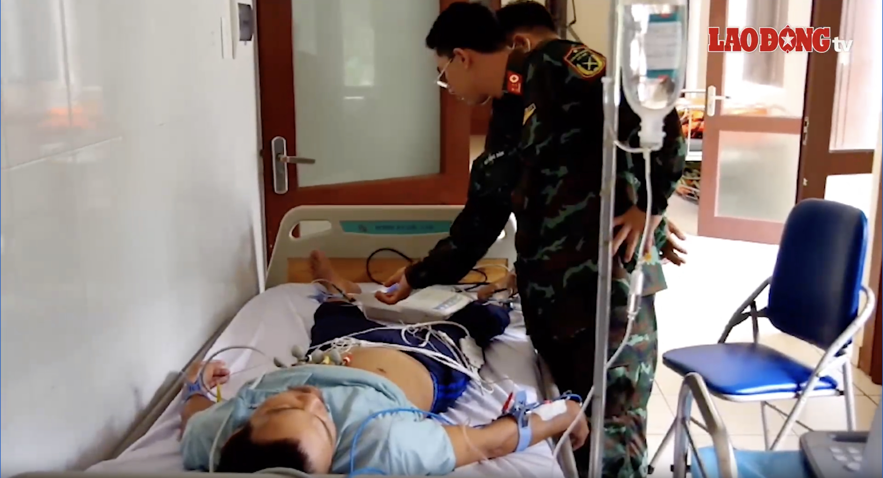 Ngư dân quê Bình Định bị viêm tụy cấp được đưa vào đất liền. Ảnh: Minh Tuấn
