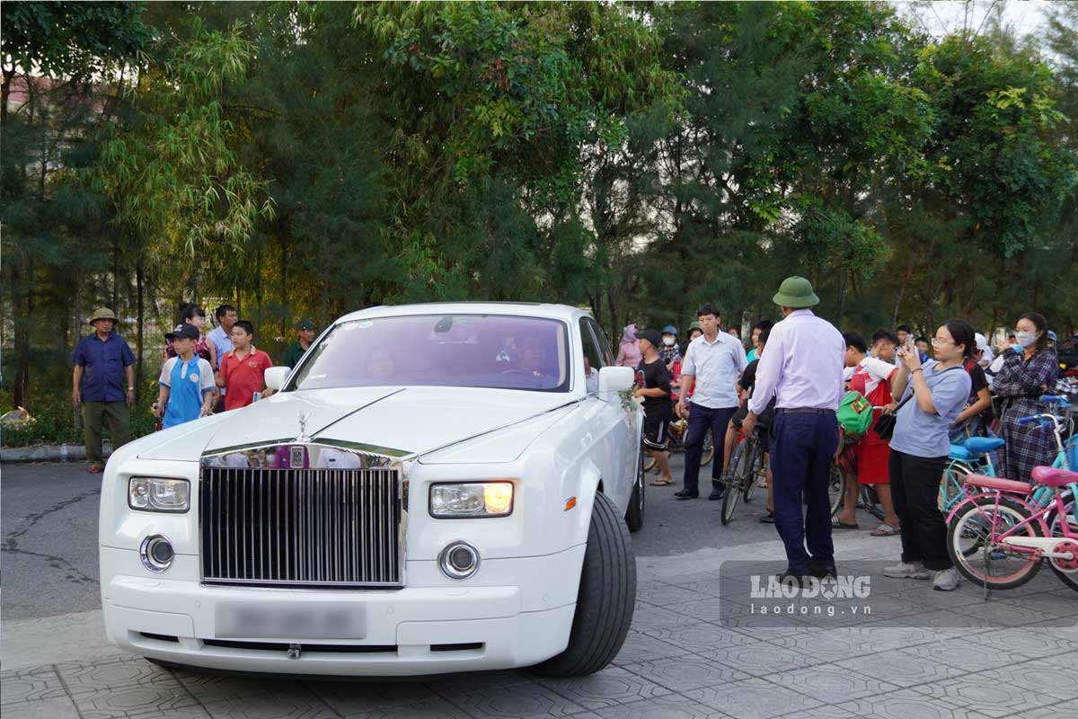 Khoảng 16h30, chiếc siêu xe Rolls-Royce chở cô dâu chú rể có mặt tại địa điểm tổ chức hôn lễ.