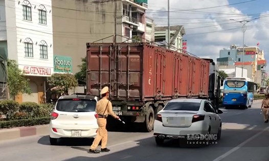 Xe con lùi trên quốc lộ né chốt kiểm tra của lực lượng CSGT tại TP Uông Bí, tỉnh Quảng Ninh. Ảnh: Người dân cung cấp