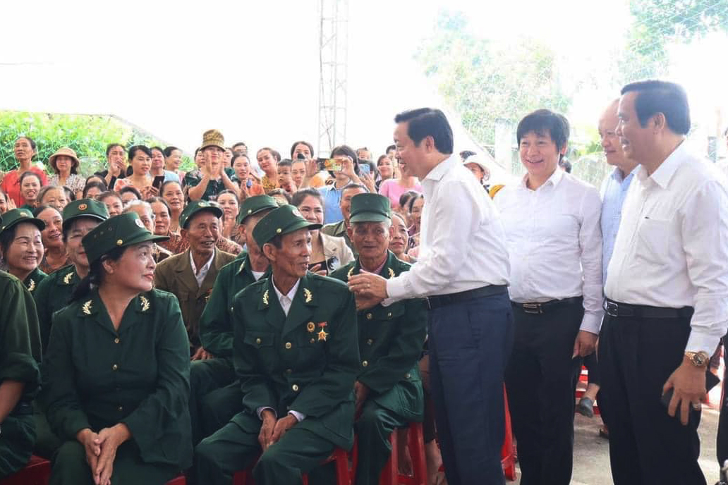 Phó Thủ tướng Trần Hồng Hà gặp gỡ bà con nhân dân thôn Hạ Triều, xã Khánh Vĩnh Yên tại Ngày hội Đại đoàn kết toàn dân tộc sáng 11.11. Ảnh: Hà Tĩnh.