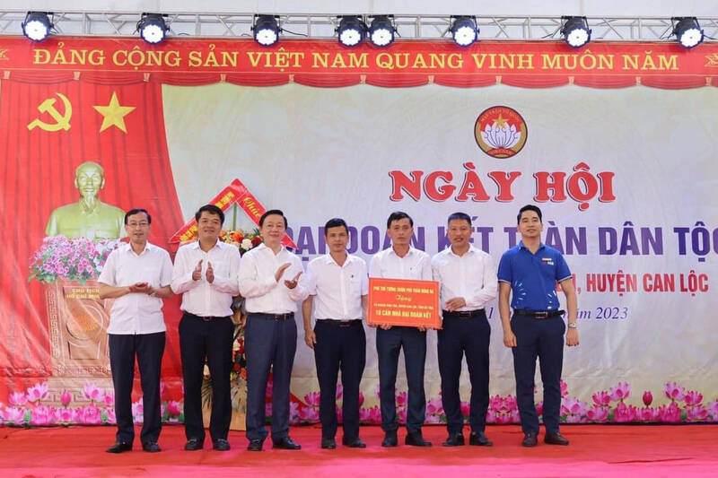 Phó Thủ tướng Trần Hồng Hà  tặng 10 nhà Đại đoàn kết cho người dân xã Khánh Vĩnh Yên. Ảnh: Hà Tĩnh.