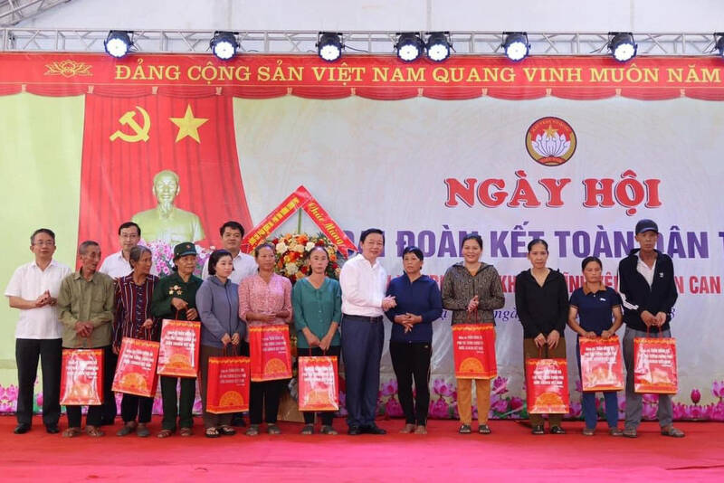 Phó Thủ tướng Trần Hồng Hà tặng quà cho các hộ nghèo, hộ khó khăn ở xã Khánh Vĩnh Yên. Ảnh: Hà Tĩnh.