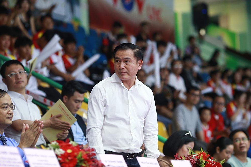 Phó Chủ tịch Liên đoàn bóng đá Việt Nam - ông Trần Anh Tú dự khán lễ khai mạc. Ảnh: Thanh Vũ