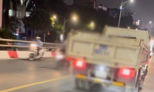 Hình ảnh ôtô tải đi lên cầu vượt Ô Đông Mác. Ảnh: Người dân cung cấp