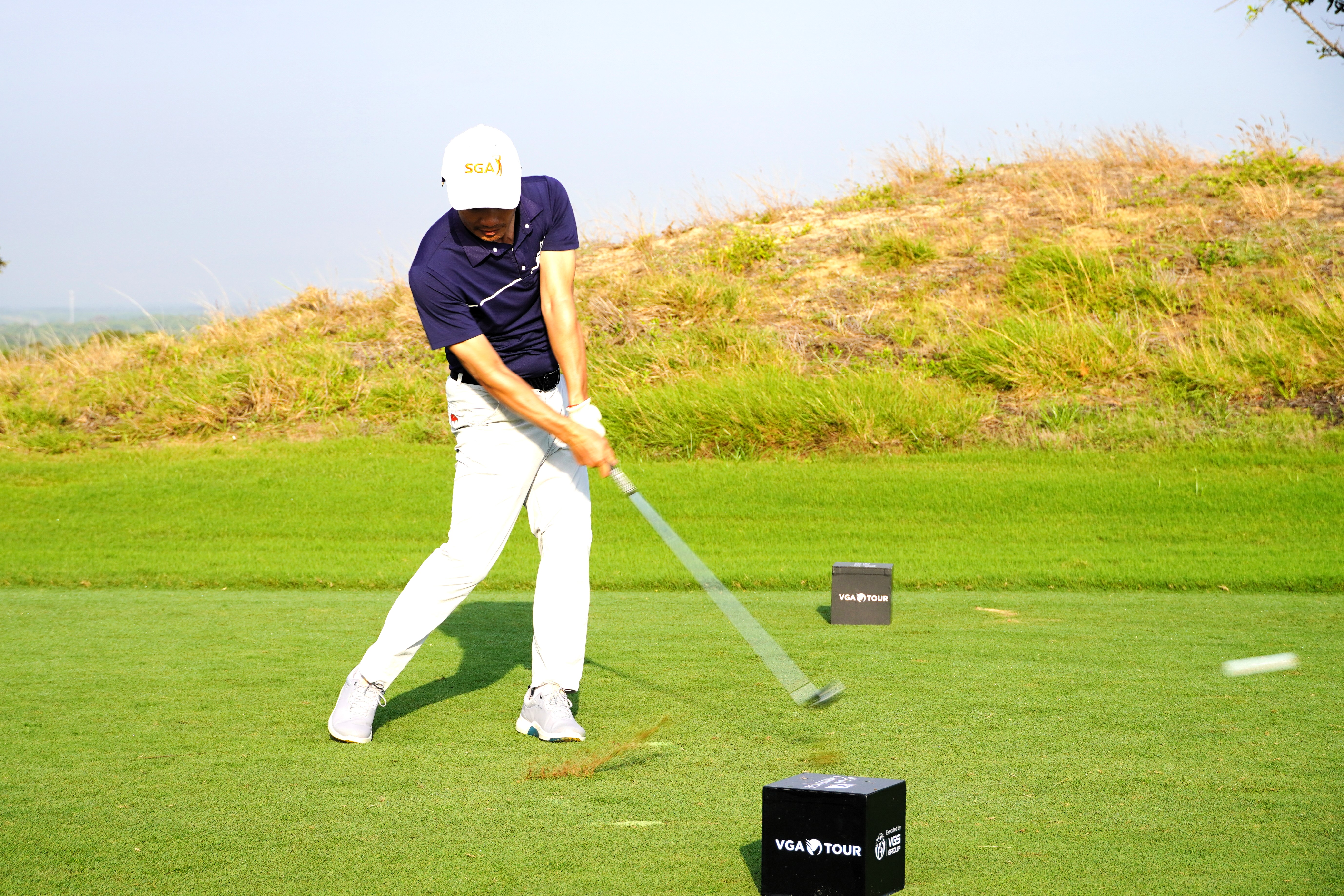 Một golfer thi đấu tại một giải vô địch quốc gia được tổ chức tại The Bluffs Grand Ho Tram. Ảnh: Thành An