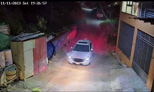 Hình ảnh chiếc xe ô tô trước khi gây tai nạn được camera nhà dân ghi lại. Ảnh cắt từ clip