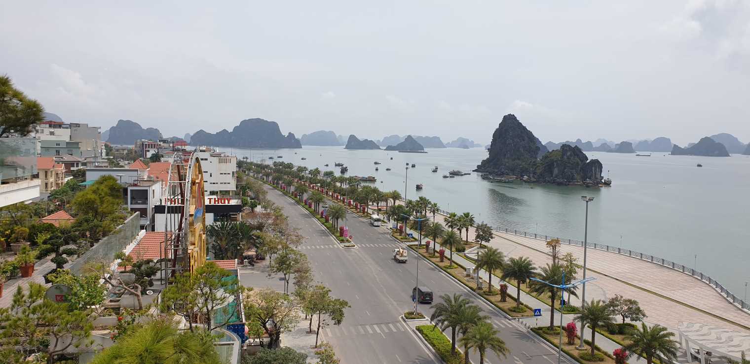 Toàn bộ khu vực dân cư đường ven biển Trần Quốc Nghiễn đều nằm trong vùng đệm vịnh Hạ Long. Ảnh: Nguyễn Hùng