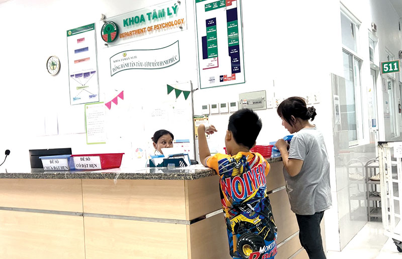 Khoa tâm lý lâm sàng, Bệnh viện Nhi đồng 2 tiếp nhận nhiều bệnh nhi. Ảnh: Nguyễn Ly