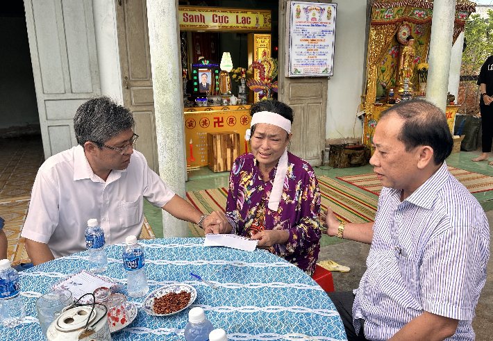 Phó chủ tịch UBND tỉnh Bình Thuận (bên trái) cùng Bí thư Huyện uỷ Hàm Thuận Bắc thăm hỏi gia đình nạn nhân L. Ảnh: Duy Tuấn