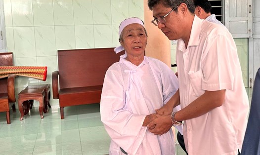 Phó Chủ tịch UBND tỉnh Bình Thuận chia sẻ nỗi đau với gia đình mất cùng lúc 2 người. Ảnh: Duy Tuấn