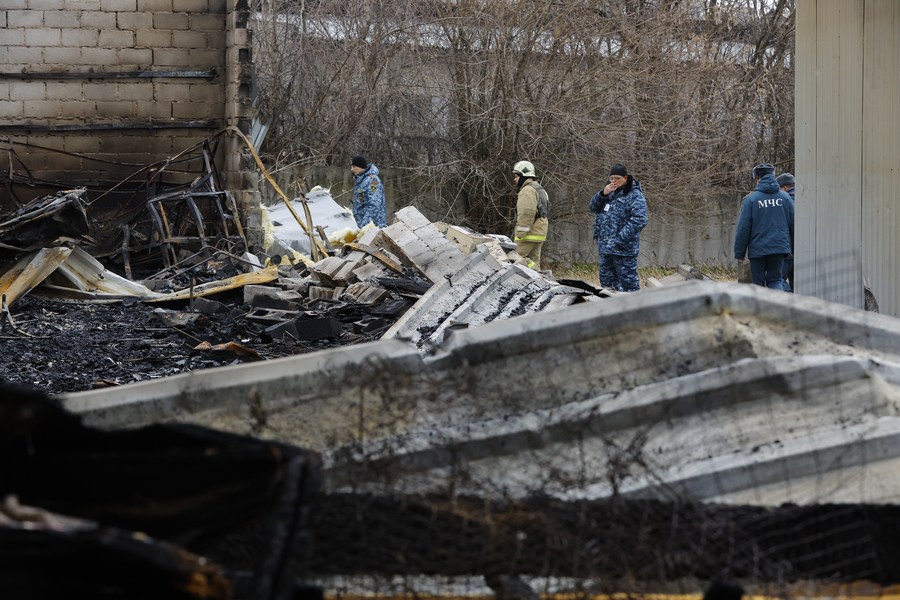 Hậu quả một vụ pháo kích vào khu chợ ở Donetsk, tháng 12.2022. Ảnh: Xinhua