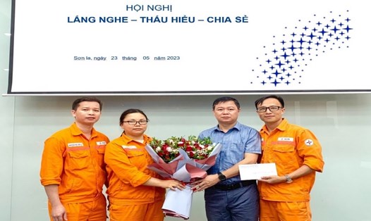 Ông Lưu Khánh Toàn – Chủ tịch Công đoàn Công ty Thuỷ điện Sơn La trao quà cho người lao động. Ảnh: CĐTĐSL