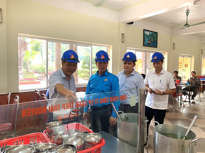 Lãnh đạo Công đoàn Công nghiệp Hoá chất tới thăm quan bếp ăn ca tại Công ty Cổ phần Gang thép Thái Nguyên. Ảnh: Xuân Tùng