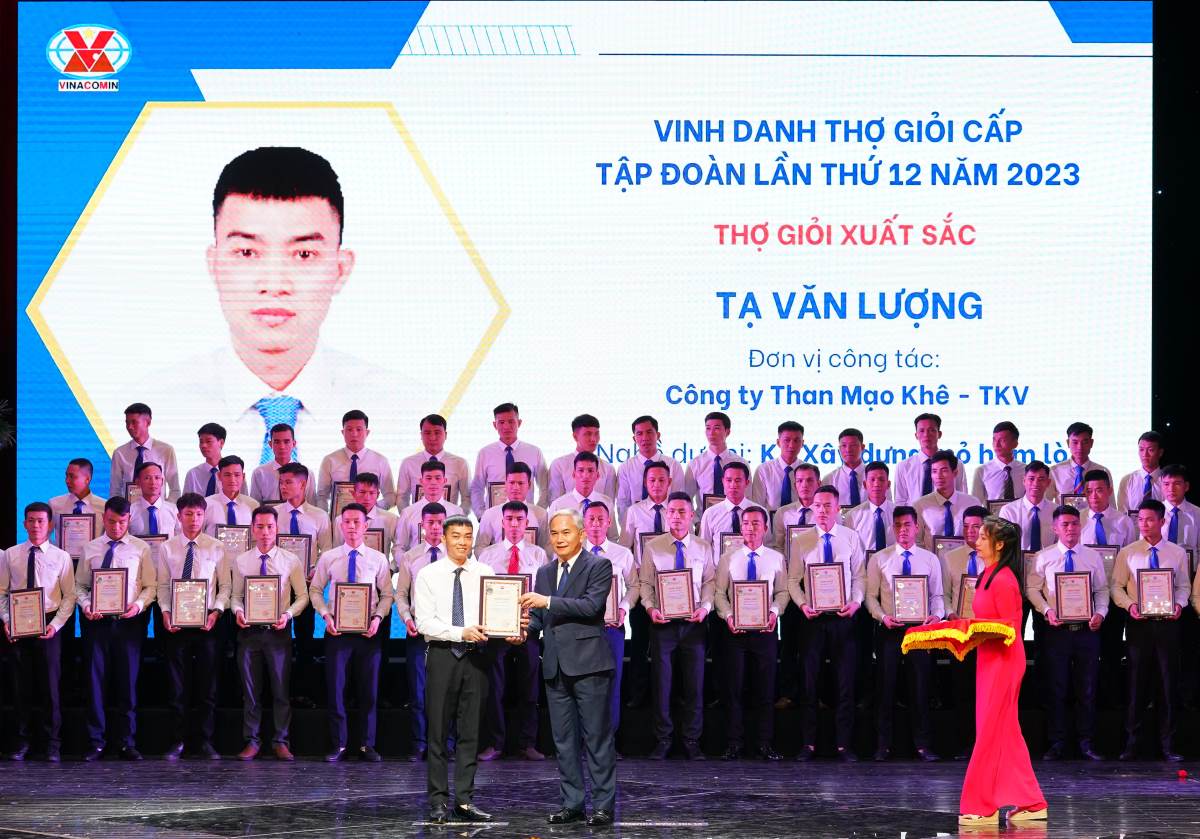 Lãnh đạo Tập đoànTKV trao chứng nhận cho các công nhân đạt thành tích Hội thi thợ giỏi TKV lần thứ 12, năm 2023. Ảnh: TKV
