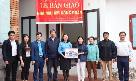 Lãnh đạo LĐLĐ tỉnh Hưng Yên trao hỗ trợ Mái ấm Công đoàn cho đoàn viên. Ảnh: CĐHY