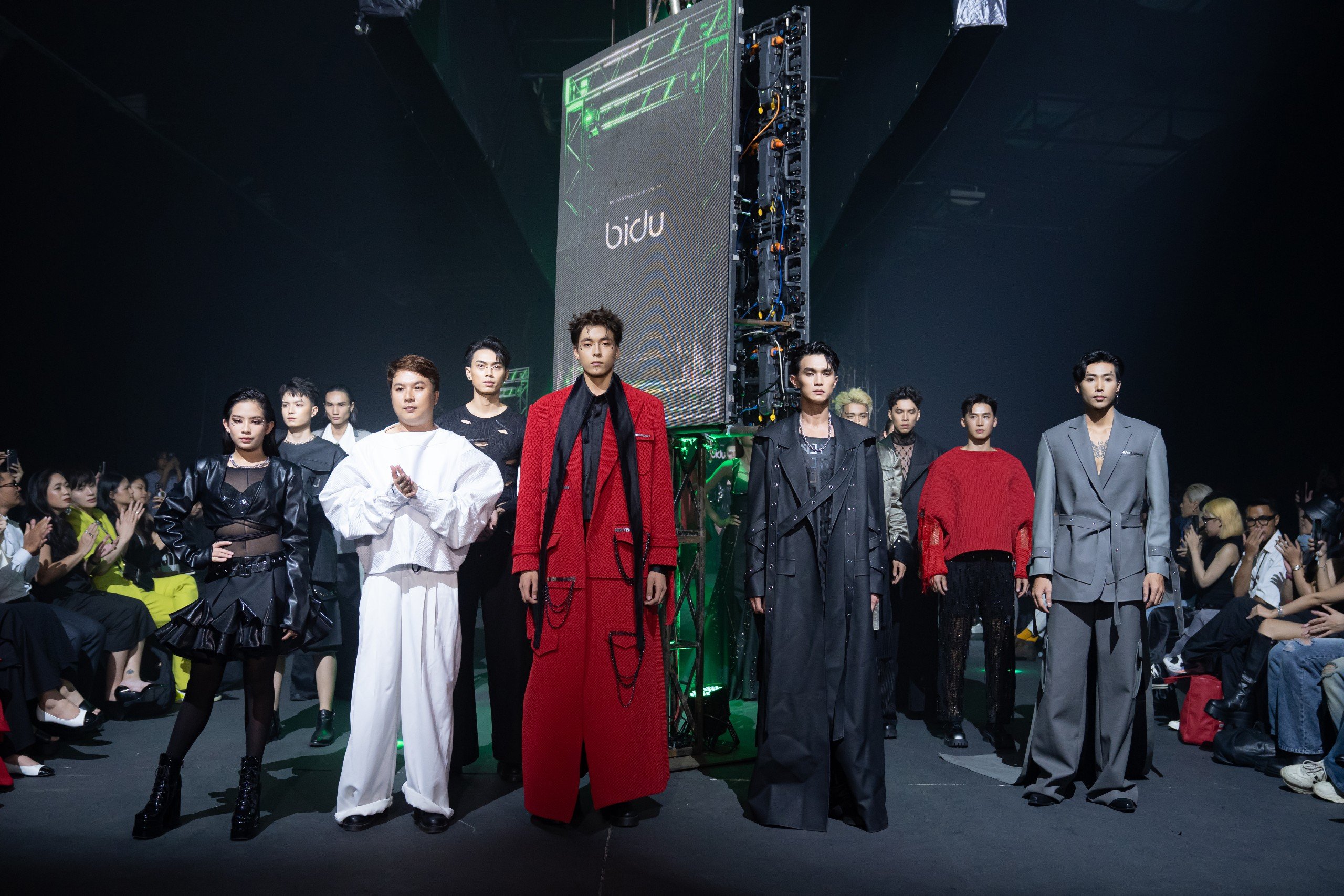 Dàn người mẫu tại buổi trình diễn thời trang. Ảnh: NSCC