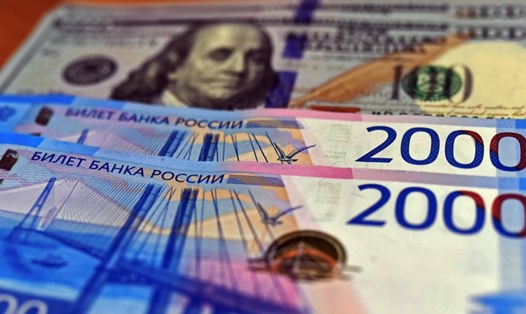 Đồng rúp Nga và đồng USD. Ảnh minh họa. Ảnh: Xinhua