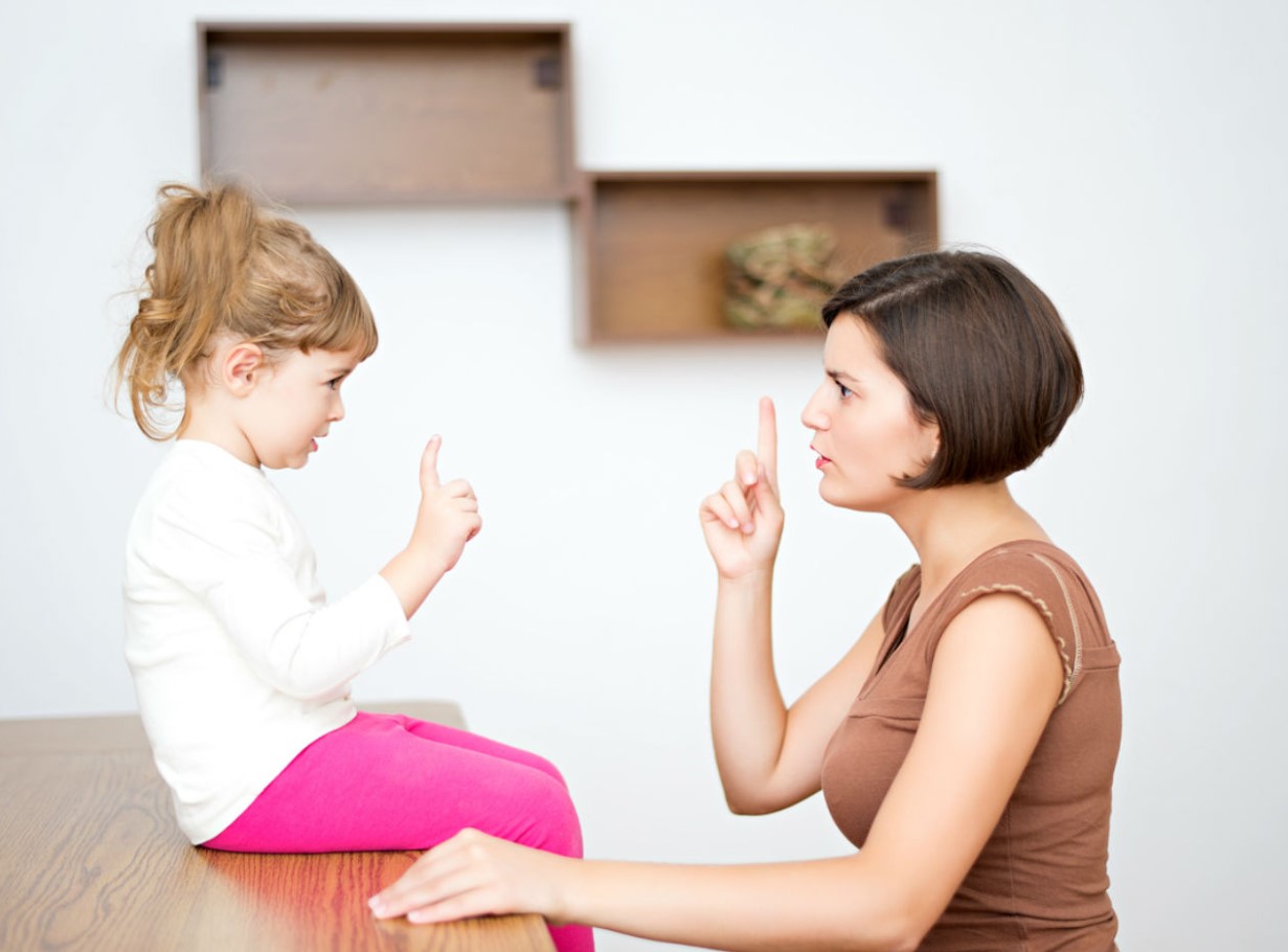 Cha mẹ hãy dành thời gian lắng nghe và dạy trẻ cách kiềm chế cảm xúc. Ảnh: Pixabay