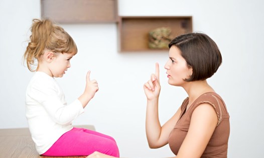 Cha mẹ hãy dành thời gian lắng nghe và dạy trẻ cách kiềm chế cảm xúc. Ảnh: Pixabay