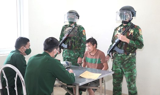 Lực lượng Biên phòng Thanh Hóa bắt giữ đối tượng vận chuyển trái phép chất ma túy. Ảnh: Biên phòng Thanh Hóa