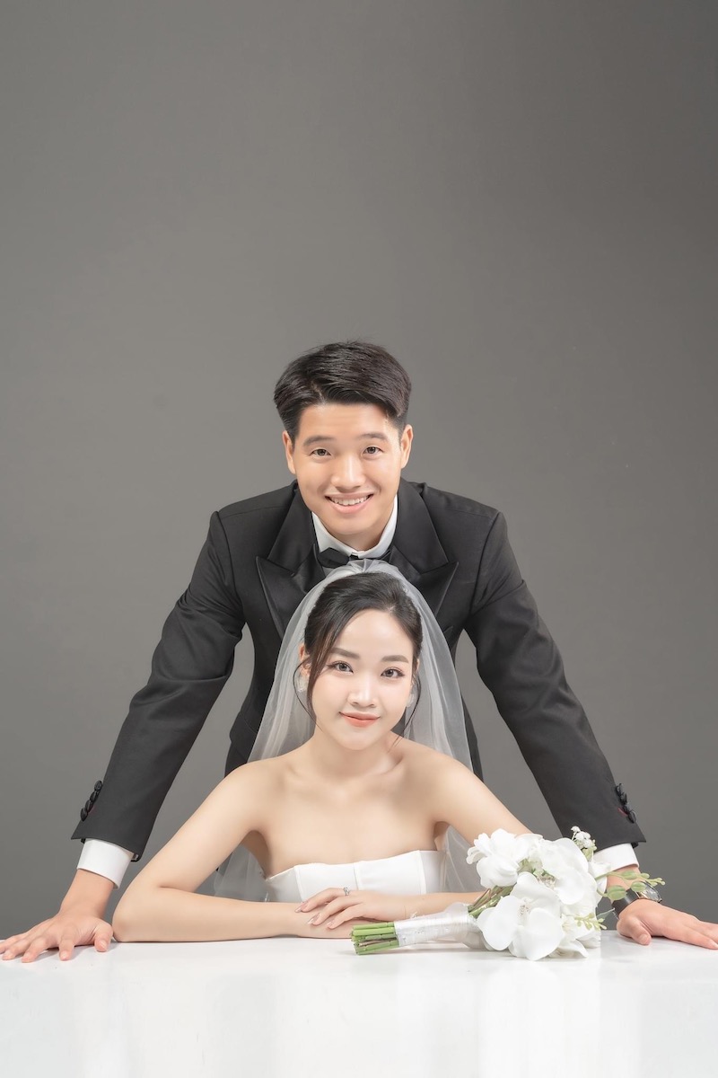 Ảnh cưới ngọt ngào của thủ môn Phí Minh Long. Ảnh: FBNV