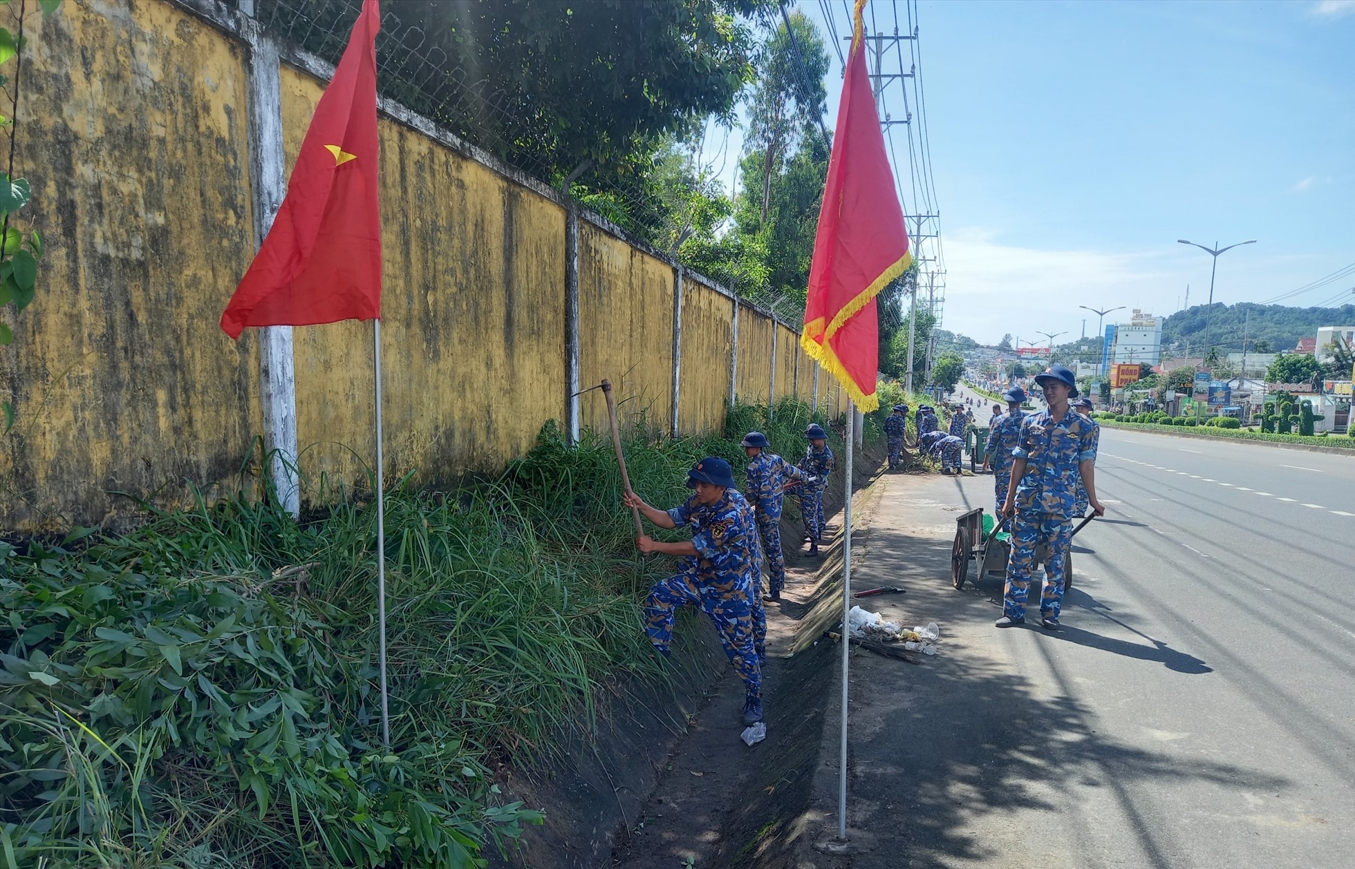 Các lực lượng của Vùng 5 Hải quân làm vệ sinh môi trường, dọn dẹp rác thải. Ảnh: Vùng 5 Hải quân