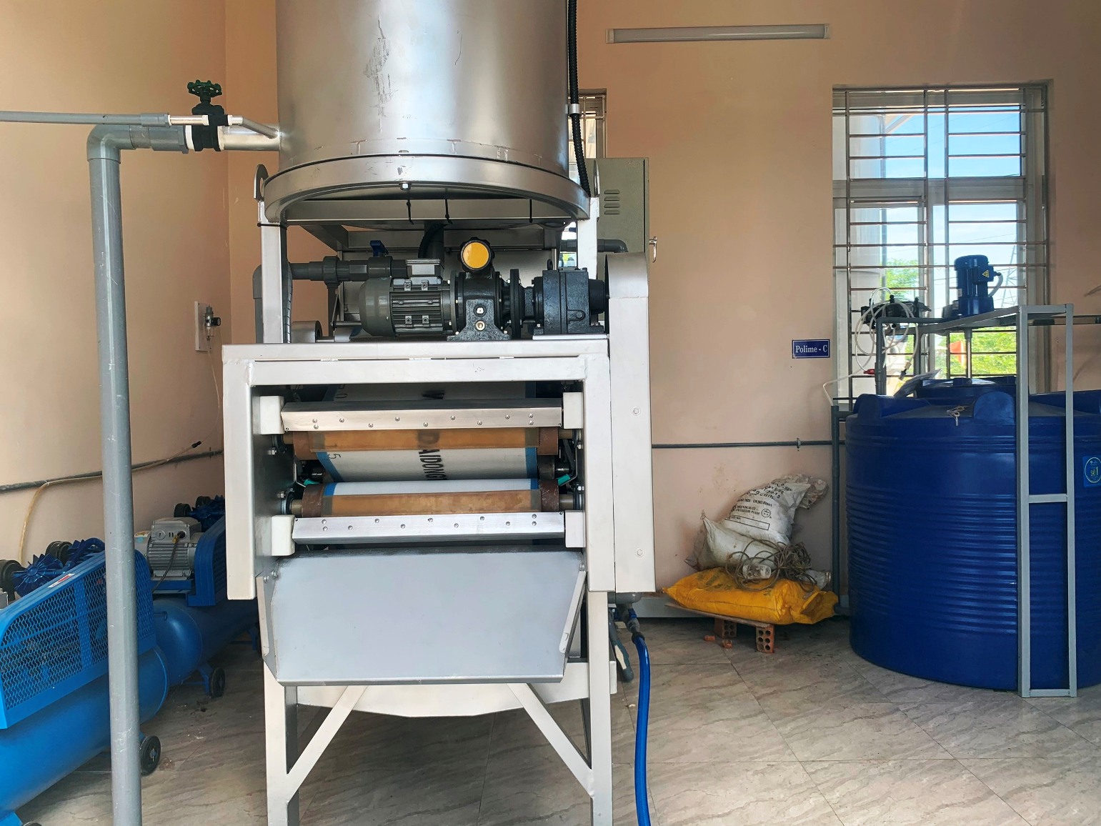 Hệ thống thu gom, xử lý nước thải ở xã Tịnh Kỳ, TP Quảng Ngãi dù đã hoàn thành nhưng chưa thể đi vào hoạt động. Ảnh: Ngọc Viên