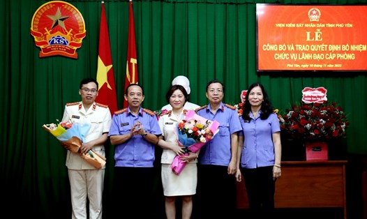 Hai cán bộ Viện Kiểm sát (thứ nhất và thứ ba từ trái qua) nhận quyết định bổ nhiệm. Ảnh: Viện KSND tỉnh Phú Yên