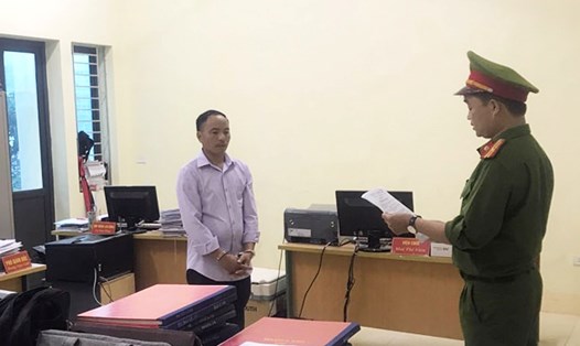 Công an huyện Xín Mần (Hà Giang) đọc các quyết định khởi tố, bắt tạm giam đối với Ly Văn Phúc. Ảnh: CAHG