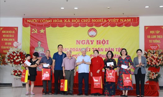 Chủ tịch Ủy ban Trung ương Mặt trận Tổ quốc Việt Nam Đỗ Văn Chiến trao quà tặng nhân dân Tổ dân phố số 10. Ảnh: Phạm Đông
