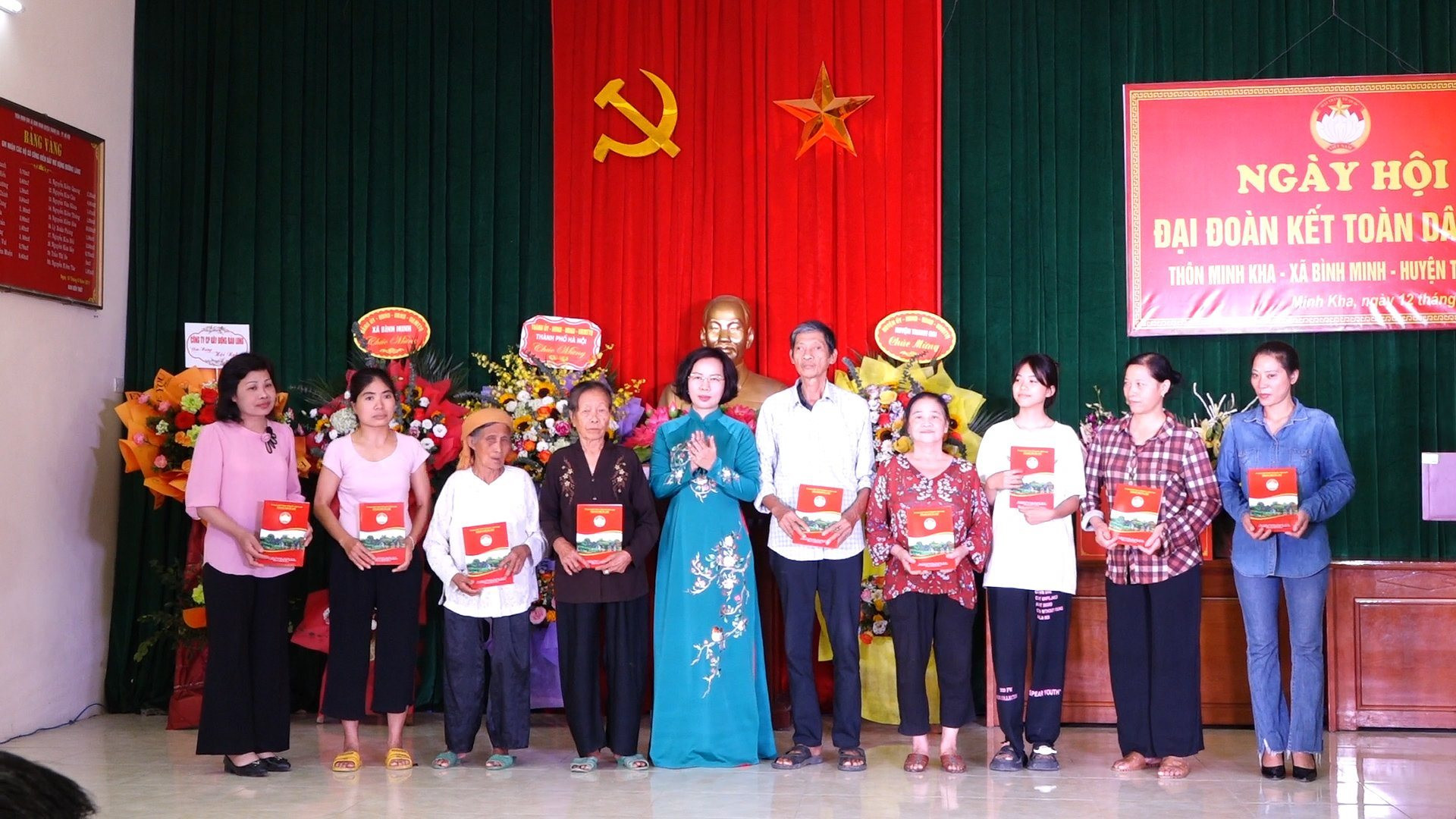 Bí thư Quận uỷ Thanh Xuân Bùi Huyền Mai trao quà tặng gia đình có hoàn cảnh khó khăn ở thôn Minh Kha. Ảnh: Phạm Đông