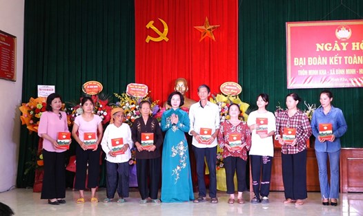 Bí thư Quận uỷ Thanh Xuân Bùi Huyền Mai trao quà tặng gia đình có hoàn cảnh khó khăn ở thôn Minh Kha. Ảnh: Phạm Đông