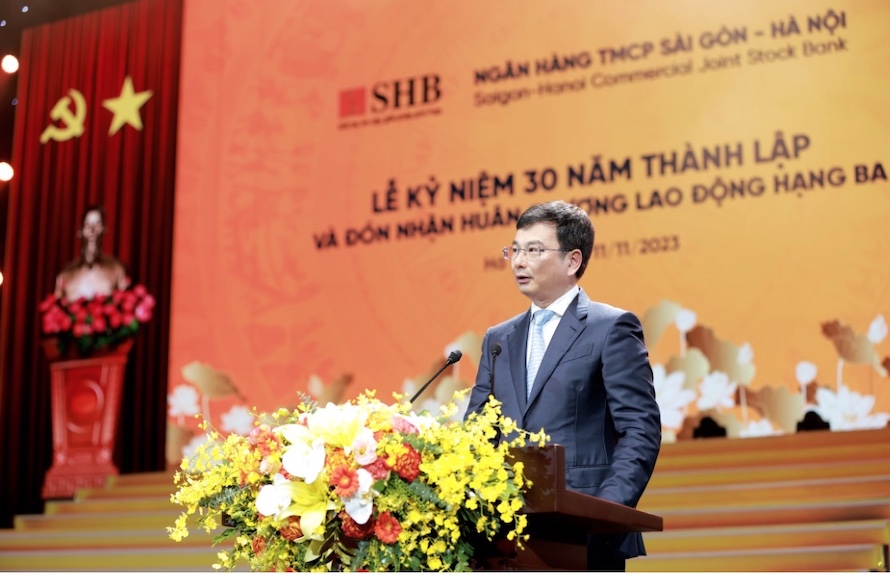 Phó Thống đốc NHNNVN Phạm Thanh Hà đánh giá cao các thành tựu cũng như những đóng góp của SHB đối với ngành ngân hàng nói riêng và sự phát triển ổn định của kinh tế xã hội nói chung. Ảnh: SHB  