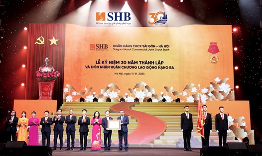 Ủy viên Ban Chấp hành Trung ương Đảng, Phó Bí thư Thành ủy, Chủ tịch UBND TP Hà Nội thay mặt Đảng và Nhà nước trao Huân chương Lao động hạng Ba cho Ngân hàng SHB. Ảnh: SHB