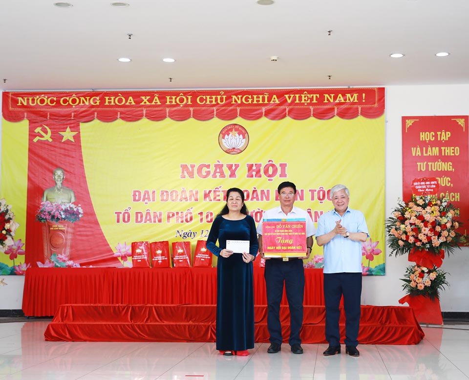 Bí thư Trung ương Đảng, Chủ tịch Ủy ban Trung ương MTTQ Việt Nam Đỗ Văn Chiến tặng quà cho Tổ dân phố số 10, phường Xuân Tảo, quận Bắc Từ Liêm, Hà Nội. Ảnh: Phạm Đông