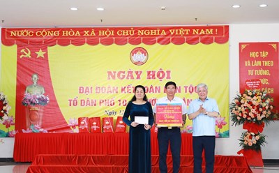 Bí thư Trung ương Đảng, Chủ tịch Ủy ban Trung ương MTTQ Việt Nam Đỗ Văn Chiến tặng quà cho Tổ dân phố số 10, phường Xuân Tảo, quận Bắc Từ Liêm, Hà Nội. Ảnh: Phạm Đông