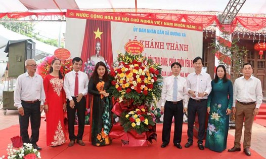 Lãnh đạo huyện Gia Lâm (Hà Nội) tặng hoa chúc mừng thôn Yên Bình và xã Dương Xá. Ảnh: UBND huyện Gia Lâm 