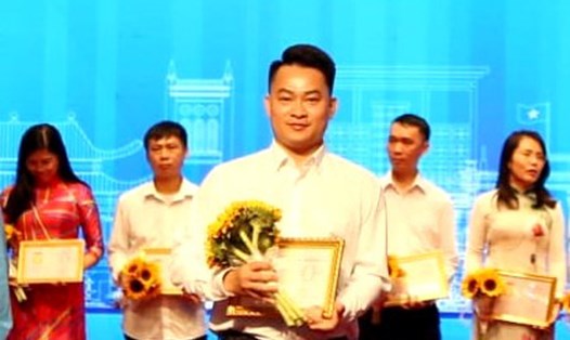 Anh Phạm Văn Hưng nhận Bằng Lao động sáng tạo năm 2022. Ảnh: Mai Dung
