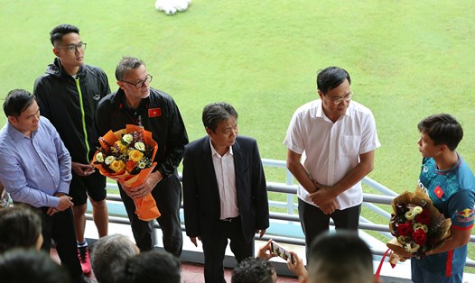Thứ trưởng Bộ Văn hoá Thể thao và Du lịch Hoàng Đạo Cương đã gặp gỡ, động viên tinh thần tuyển Việt Nam trước khi toàn đội lên đường sang Philippines thi đấu trận khai màn Vòng loại thứ hai FIFA World Cup 2026 khu vực châu Á. Ảnh: VFF